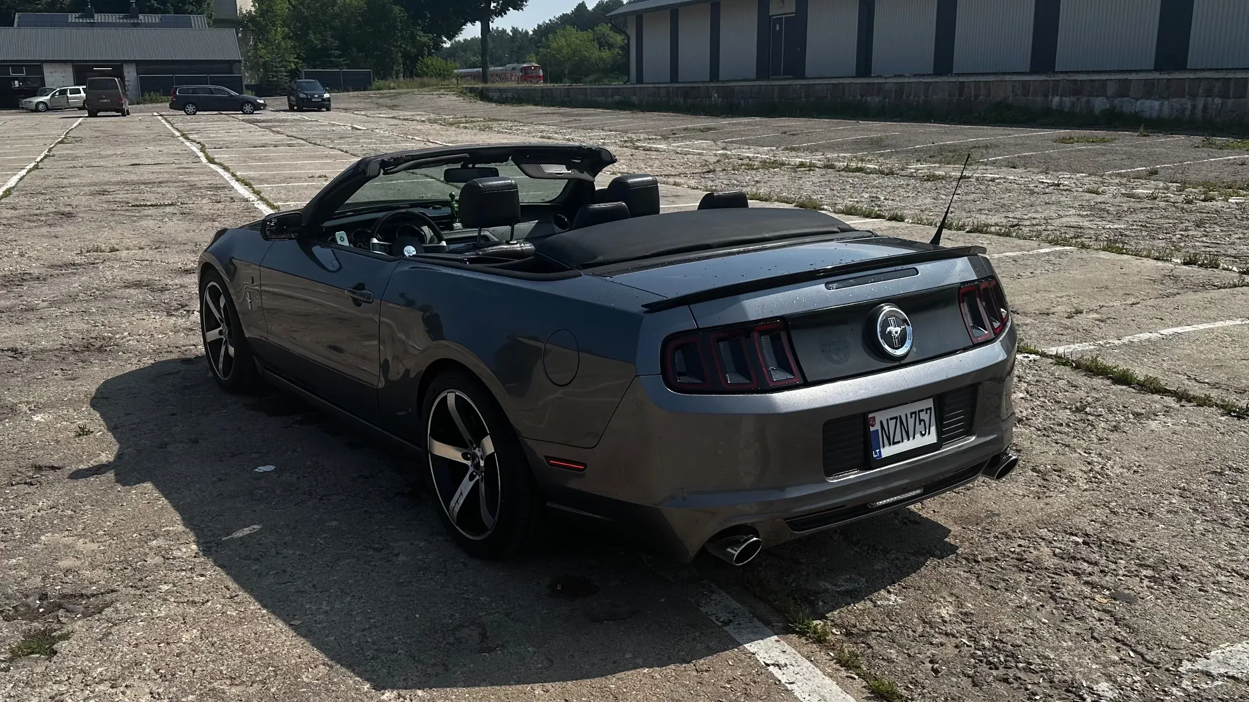 Ford Mustang · 4